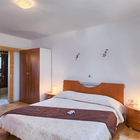 Holiday home Salambati Smoljanci